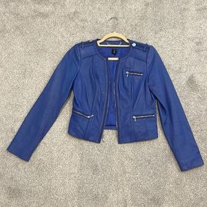 White | Black moto jacket in blue leather.